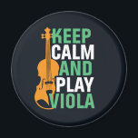 Aimant Gardez le calme et jouer Viola Vintage violiste<br><div class="desc">Conception vintage d'orchestre de musique rétro pour ceux qui jouent de l'instrument de musique à cordes dans un groupe de musique ou symphonie. Amateur de musique classique cool marchandise pour violoniste, violoniste, musicien et artiste. Parfait pour les professeurs de violon, les fans d'orchestre et ceux qui aiment jouer du violon...</div>
