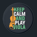 Aimant Gardez le calme et jouer Viola Vintage violiste<br><div class="desc">Conception vintage d'orchestre de musique rétro pour ceux qui jouent de l'instrument de musique à cordes dans un groupe de musique ou symphonie. Amateur de musique classique cool marchandise pour violoniste, violoniste, musicien et artiste. Parfait pour les professeurs de violon, les fans d'orchestre et ceux qui aiment jouer du violon...</div>