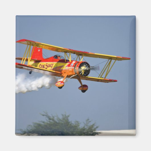 Aimant Gene Soucy effectuant des acrobaties en Grumman (Devant)