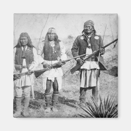 Aimant Geronimo et trois de ses guerriers Apache, 1886 (b (Devant)