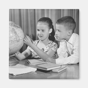 Aimant Globe de visionnement de garçon et de fille