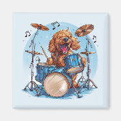 Aimant Goldendoodle Dog Playing Drums (Devant)