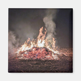 Aimant Grand feu de joie brûlant la nuit avec de hautes f