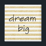 Aimant grand texte de rêve élégant sur or et blanc<br><div class="desc">Une phrase tendance "Dream big" sur une parties scintillant en faux or et arrière - plan à rayures blanches.</div>
