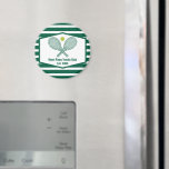 Aimant Green Stried Tennis Club de Country Personnalisé<br><div class="desc">Cet aimant de club de campagne moderne et élégant comprend des raquettes de tennis et une balle au-dessus de votre nom d'équipe de tennis et date établie. Magnets rayés verts et blancs pour vos joueurs de tennis et membres du country club.</div>