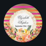 Aimant Grilles métalliques roses et or avec Mariage Flora<br><div class="desc">Un aimant fantaisiste pour votre mariage avec un motif élégant composé de bandes horizontales métalliques roses,  oranges et faux or. Le dessus est un cadre avec une bordure dorée et un centre blanc. Des fleurs d'aquarelle rose et orange ornent le fond.</div>