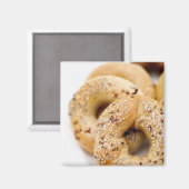 Aimant Gros plan de bagels assortis sur une assiette (Recto/Verso)