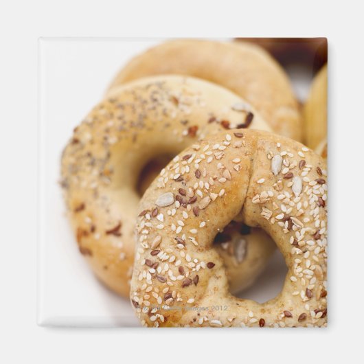 Aimant Gros plan de bagels assortis sur une assiette (Devant)