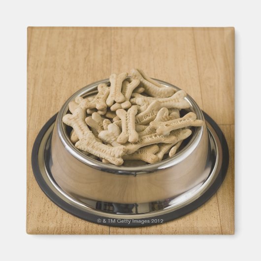 Aimant Gros plan de biscuits de chien dans un bol à chien (Devant)