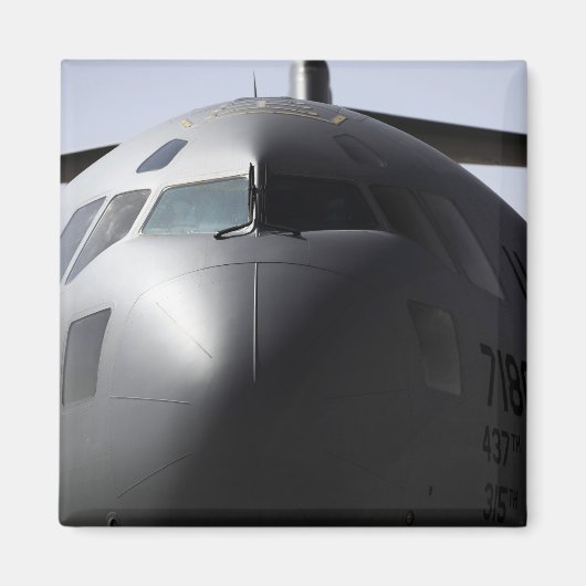 Aimant Gros plan de l'avant d'un C-17 Globemaster III (Devant)