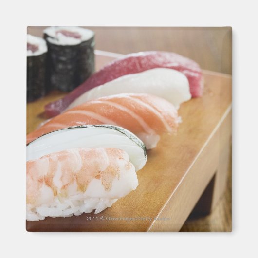 Aimant Gros plan de sushis sur une table (Devant)