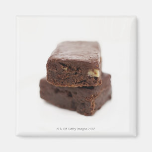 Aimant Gros plan d'une pile de deux brownies au chocolat 