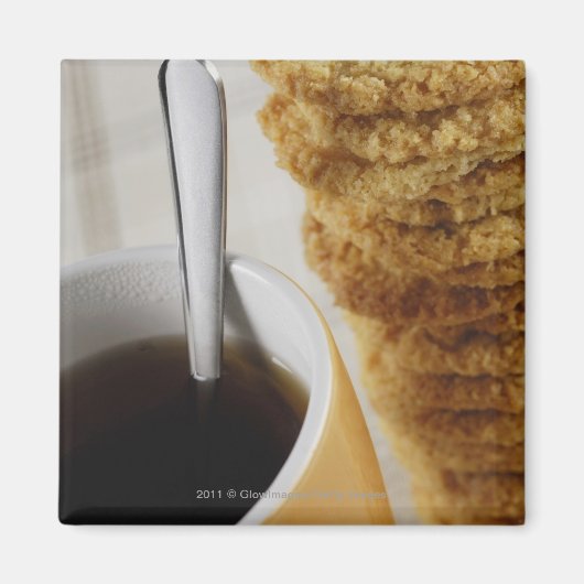 Aimant Gros plan d'une tasse de café avec biscuits (Devant)