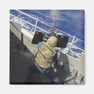 Aimant Gunners Mate tirant une mitrailleuse de calibre 50