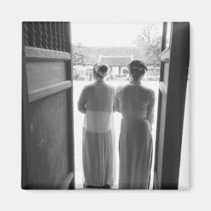 Aimant Hanoi Vietnam, Femmes en tenue traditionnelle Temp