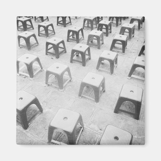 Aimant Hanoi Vietnam, Tabourets en plastique au Temple de (Devant)