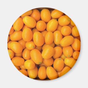 Aimant Heap of orange kumquats dans cardboard box