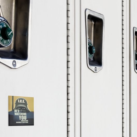 Aimant He's Watching You 2026 (In situ (casier))