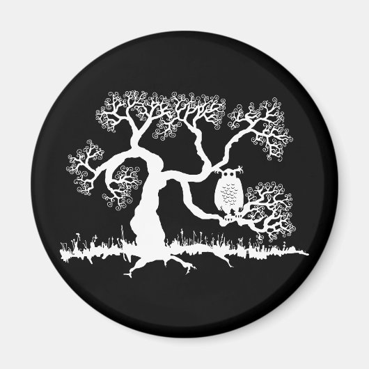 Aimant Hibou Effrayant Dans L'Arbre (Devant)