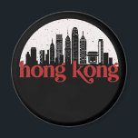 Aimant Hong Kong Vintage City Skyline Ville<br><div class="desc">Design urbain vintage et rétro avec une belle skyline, attraction touristique et art urbain. gratte-ciel Cool et silhouette de construction merchandises pour touristes et voyageurs. Parfait comme souvenir à rapporter à la maison lorsque vous voyagez dans le monde entier. Enregistrez la mémoire de votre voyage et de vos vacances en...</div>