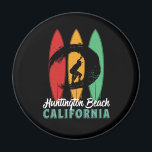 Aimant Huntington Beach California Vintage Retro Surfing<br><div class="desc">Design rétro vintage pour les surfeurs qui aiment surfer et surfer sur les vagues de l'océan. Vacances d'été cool, vacances de printemps marchandises pour ceux qui aiment le soleil chaud, le temps tropical, bronzage sous le palmier. Un design grandiose et déprimé à porter tout en profitant de la fête de...</div>