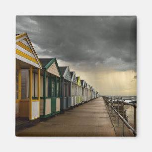 Aimant Huttes de plage dans un orage Southwold d'été