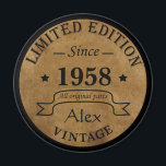 Aimant Idée cadeau d'anniversaire vintage personnalisé<br><div class="desc">Vous pouvez ajouter un peu d'originalité à votre collection d'armoires avec ce design rustique rétro vintage avec des caractères typographiques impressionnants, est une excellente idée cadeau pour les hommes, femmes, maris, femme petite amie, et un petit ami qui aimeront cette oeuvre d'art unique. Le meilleur cadeau de vacances unique et...</div>