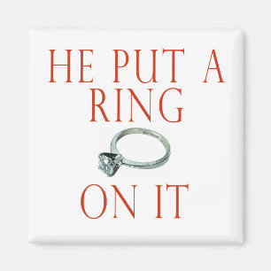 Aimant Il a mis une bague sur sa mariée