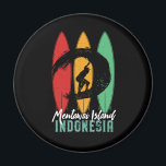 Aimant Île de Mentawai Indonésie Vintage surf rétro<br><div class="desc">Design rétro vintage pour les surfeurs qui aiment surfer et surfer sur les vagues de l'océan. Vacances d'été cool, vacances de printemps marchandises pour ceux qui aiment le soleil chaud, le temps tropical, bronzage sous le palmier. Un design grandiose et déprimé à porter tout en profitant de la fête de...</div>