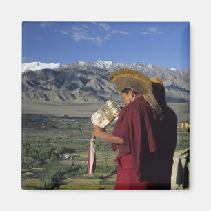Aimant Inde, Ladakh, Thikse. moine bouddhiste souffle
