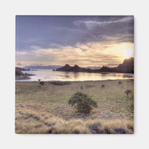 Aimant Indonésie, parc national de Komodo. Coucher de sol