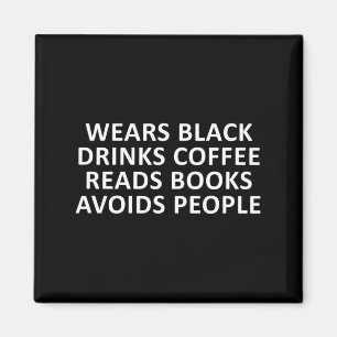 Aimant Introverti drôle porte du noir boit du café lit