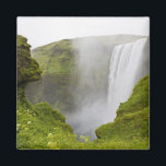 Aimant Islande. La cascade de Skogarfoss plonge sur une<br><div class="desc">Islande La cascade de Skogarfoss plonge sur une falaise volcanique � Don Grall / Jaynes Gallery / superstock.com</div>