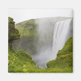 Aimant Islande. La cascade Skogarfoss plonge au-dessus d'
