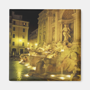 Aimant Italie, Rome. Fontaine de Trevi la nuit.