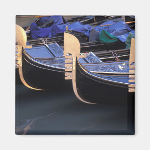 Aimant Italie, Vénétie, Venise. Rangée de gondoles.