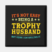 Aimant It's Not Easy Being A Trophy Husband Funny Anniver (Devant)