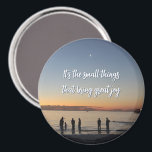 Aimant "It's The Small Things That Bring Great Joy"<br><div class="desc">A photo showing a silhouette of a family playing in the ocean at sunset under a crescent moon,  it's small moments like these that bring joy into our lives</div>