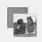 Aimant Jeune couple allongé sur l'herbe (Recto/Verso)
