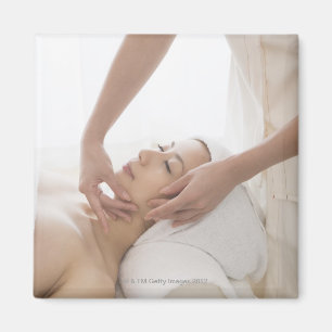 Aimant Jeune femme ayant le massage facial