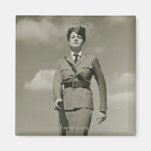 Aimant Jeune femme dans la marche militaire sur le dessus