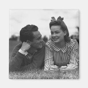 Aimant Jeunes couples se trouvant sur l'herbe
