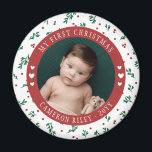 Aimant Joli Motif de Berry Rouge pour le premier Noël de<br><div class="desc">Premier aimant photo de Noël du bébé avec une photo ronde de votre bébé avec texte courbe et un joli motif rouge et verdoyant et coeurs mignons. Donnez une touche festive à votre frigo avec le premier aimant de Noël de ce bébé personnalisé avec le nom et la photo de...</div>