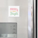 Aimant Joli Noël moderne coloré<br><div class="desc">Aimant de Noël moderne avec un design mignon et amusant avec "Joyeux et lumineux" dans joyeux rose pastel et vert lettrage décontracté.</div>