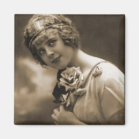 Aimant jolie fille avec un rose (Devant)