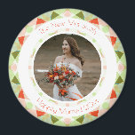 Aimant Jolie Vert Rouge Mariage Keepsaké cadeau photo<br><div class="desc">Joli Mariage vert et rouge garde des Magnets cadeaux photo. Au printemps et en été les couleurs du vert et du sucre pastel rose et rouge vif. Une bordure ronde motif géométrique moderne printemps et été entoure l'image au milieu. Remplacez la photo sur cet aimant frigidaire économique par une photo...</div>