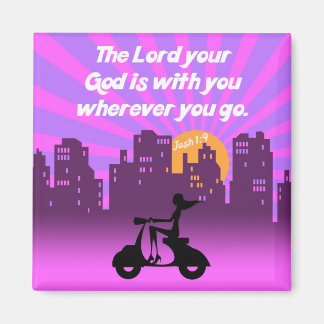 Aimant Joshua 1:9 Girl on Scooter avec Skyline - Bible Ve