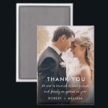 Aimant Jour du mariage Photo Merci Favoriser<br><div class="desc">Célébrez votre journée spéciale avec un souvenir que vos invités chériront pour toujours ! Ce Merci de photos de jour de mariage Favor Magnet affiche magnifiquement une photo préférée de votre jour de mariage à côté du message : "Nous sommes si honorés d'avoir des amis et une famille aussi spéciaux...</div>