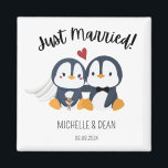 Aimant juste marié pingouin mignon cadeau personnalisé<br><div class="desc">Faites de votre mariage un souvenir inoubliable grâce à notre aimant souvenir mariage de pingouin de charme! Ces magnets charmants ne sont pas seulement des faveurs de mariage, ils sont des gardiens que vos invités adoreront. Parfait pour les amateurs de pingouins et personnalisable pour ajouter votre propre touche d'amour pour...</div>
