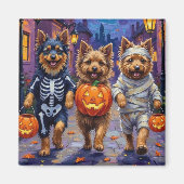 Aimant Keeshond faisant Trick-or-Treating dans des costum (Devant)